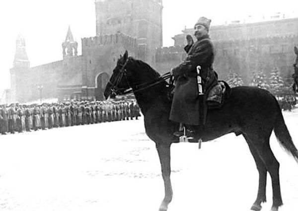С.М. Будённый принимает парад 7 ноября 1941 года. Открытый источник