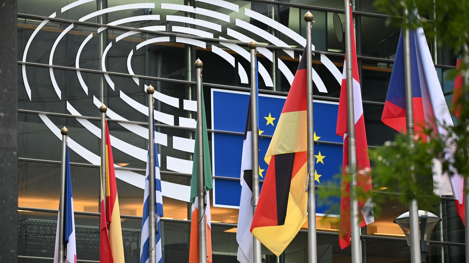 Логотип Евросоюза на здании штаб-квартиры Европейского парламента в Брюсселе. - РИА Новости, 1920, 24.04.2023