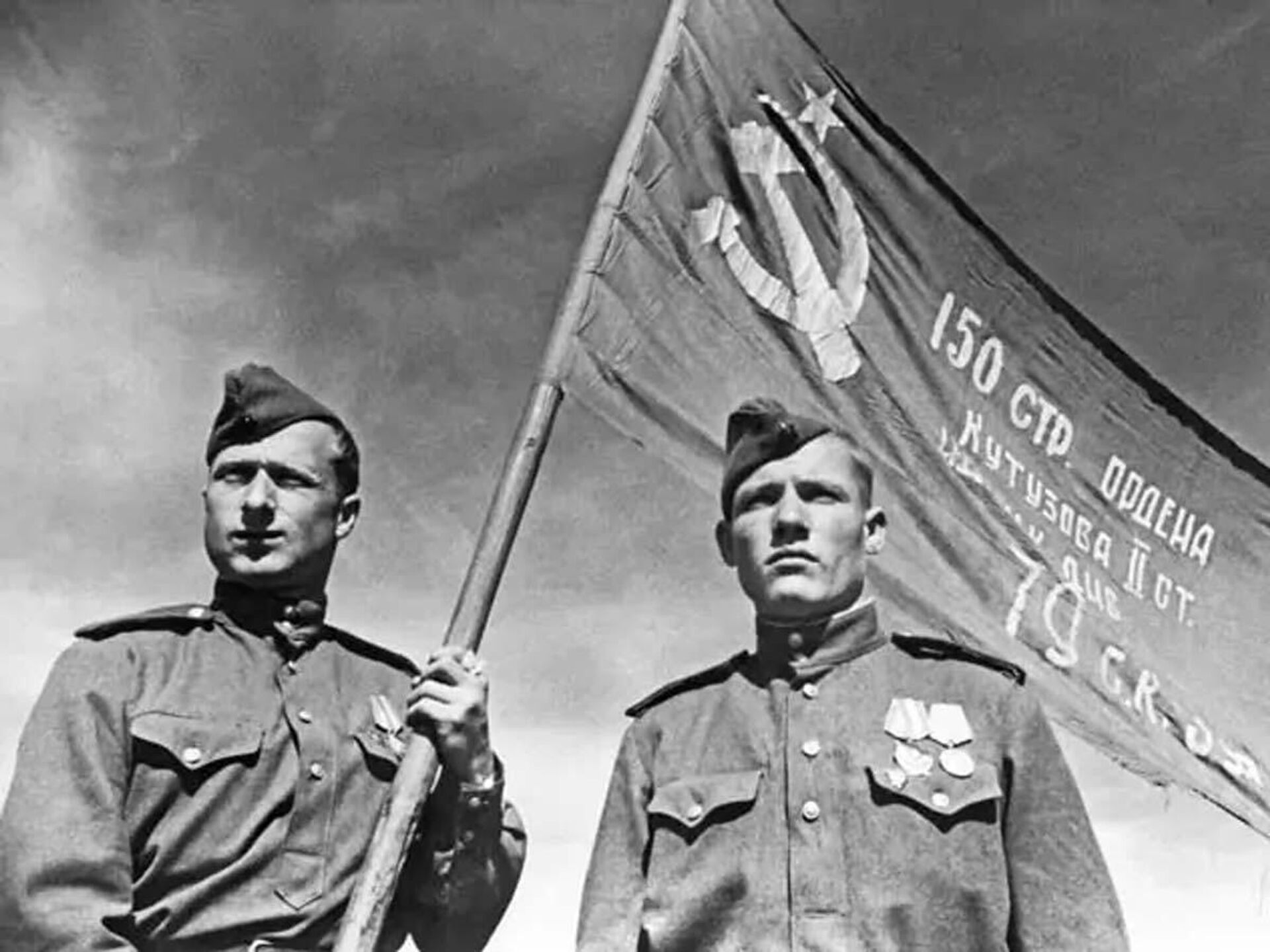Младший сержант м в кантария. Егоров и Кантария Знамя Победы. Фото Егоров и Кантария Знамя Победы.