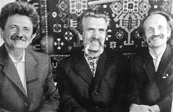 Украинские диссиденты Михаил Горынь, Левко Лукьяненко и Вячеслав Черновол. Фото второй половины 1980-х годов Украинские диссиденты Михаил Горынь, Левко Лукьяненко и Вячеслав Черновол. Фото второй половины 1980-х годов