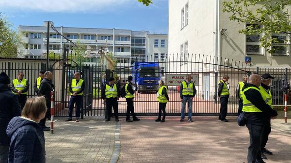 Вторжение польских властей на территорию школы при посольстве РФ в Варшаве