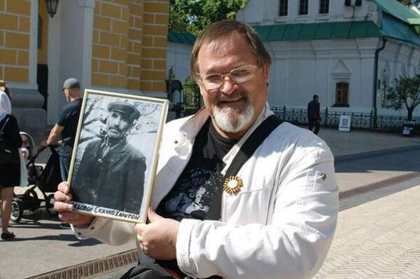 Владимир Скачко с портретом деда