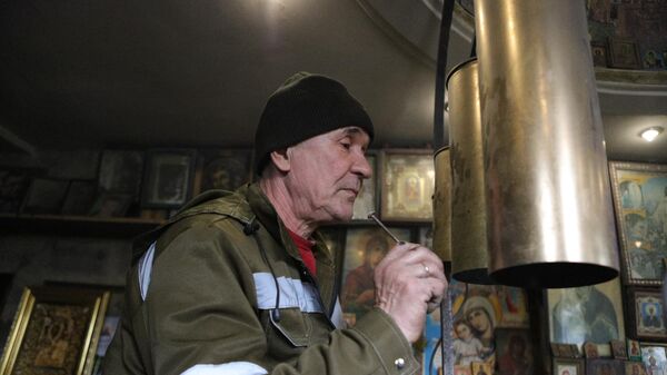 Виктор Михалев, главный кузнец Донбасса проводит экскурсию по мастерской для издания Украина.ру