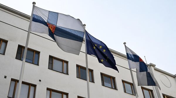 Флаги у здания посольства Финляндии в Москве. Пятая статья Североатлантического договора с 4 апреля распространяется на Финляндию, которая официально стала 31-м членом НАТО.