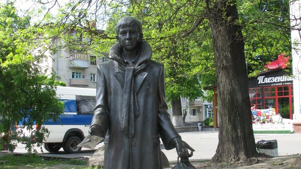 Памятник Лариосику в Житомире Памятник Лариосику в Житомире