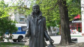Памятник Лариосику в Житомире