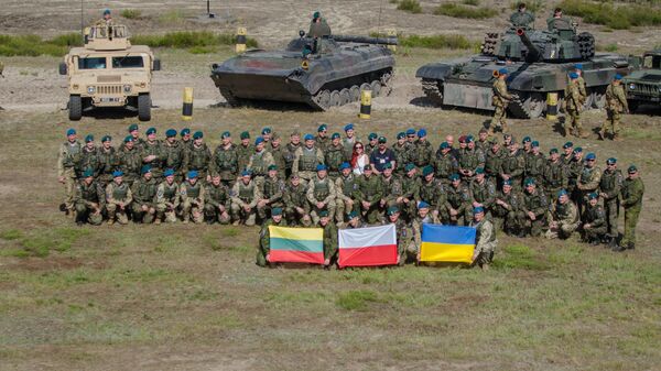 Бойцы литовско-польско-украинской бригады на церемонии открытия учений Анаконда-2016. Польша, полигон Новая Деба, июнь 2016 года