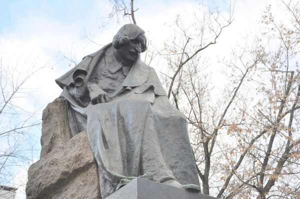 Памятник Гоголю на Никитском бульваре в Москве