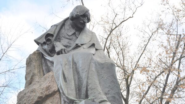 Памятник Гоголю на Никитском бульваре в Москве