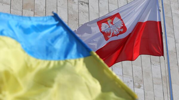 Государственные флаги Украины и Польши у посольства Польши в Киеве.
