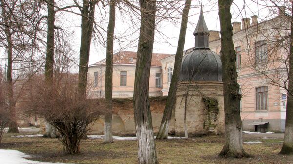 Стена и башня Кирилловского монастыря