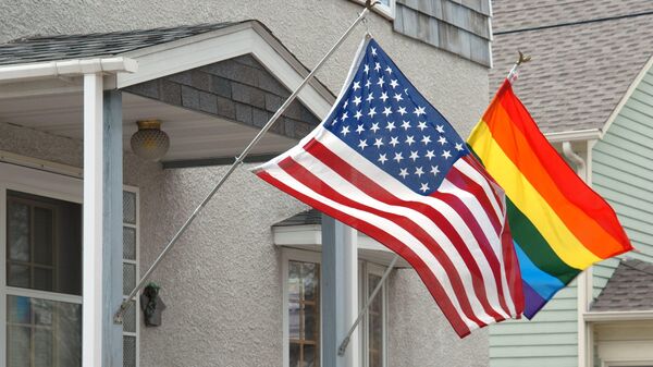 Флаги США и ЛГБТ