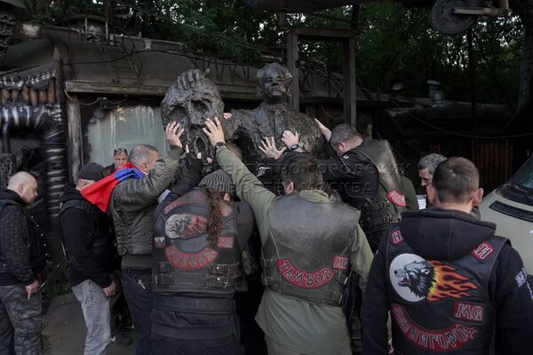 Милошевич снова в Москве. Открыт памятник президентскому предупреждению
