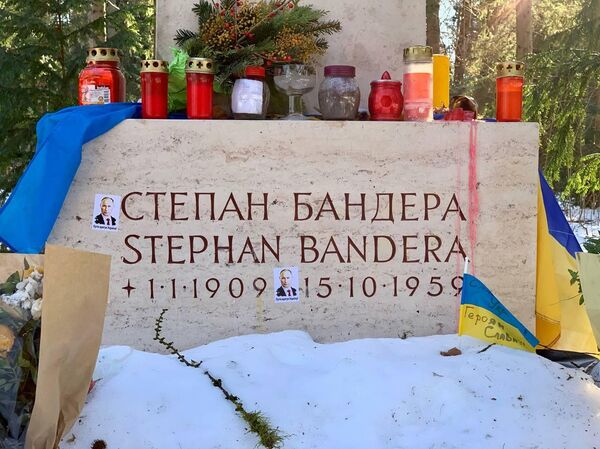 Наклейка Путин спасет Украину на могиле Степана Бандеры в Мюнхене — работа Михаила Шпира