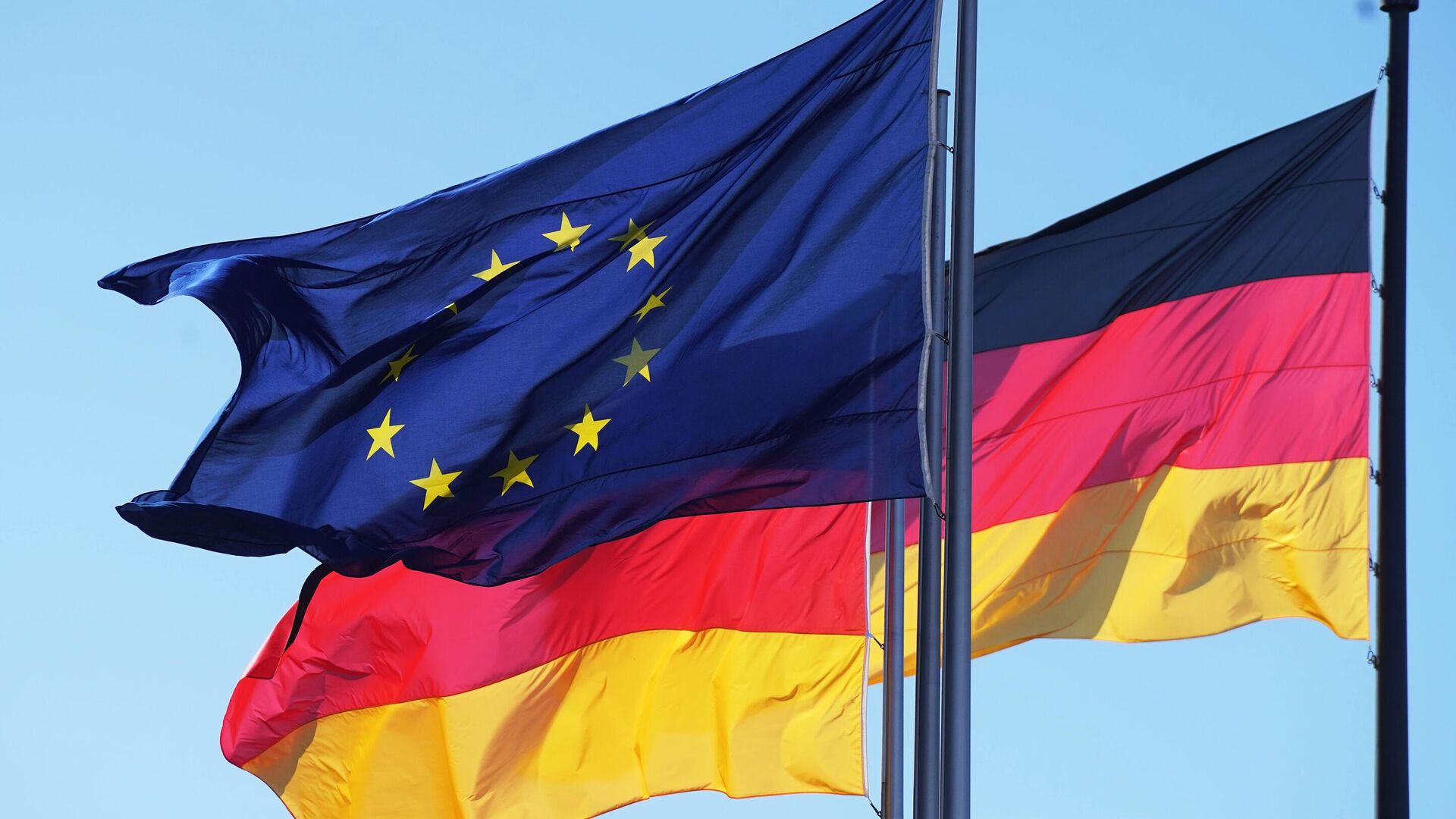 Флаги Евросоюза и Германии у здания Рейхстага в Берлине. - РИА Новости, 1920, 30.06.2024