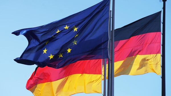 Флаги Евросоюза и Германии у здания Рейхстага в Берлине.