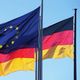 Флаги Евросоюза и Германии у здания Рейхстага в Берлине.