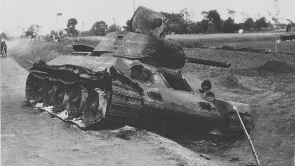 Сгоревший Т-34 8-го мехкорпуса около Дубно. 1941 год