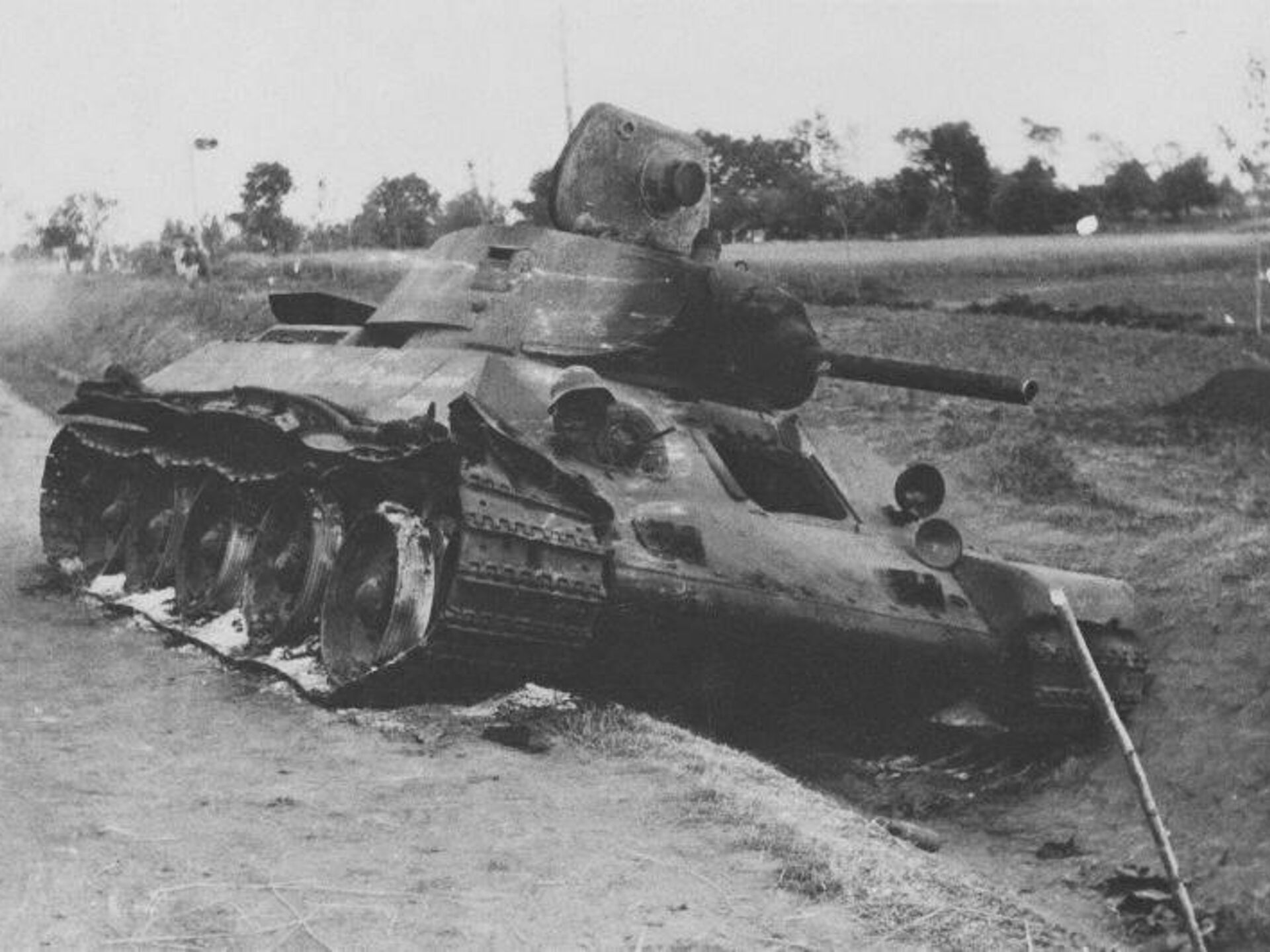 Подбитые советские танки. Подбитые танки т34 в районе Бердичева. Т 34 1941. Т 34 76 1940. Т-34 1940 подбитый.