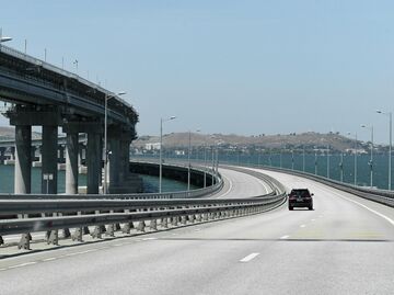 Движение автомобилей по Крымскому мосту Движение автомобилей по Крымскому мосту