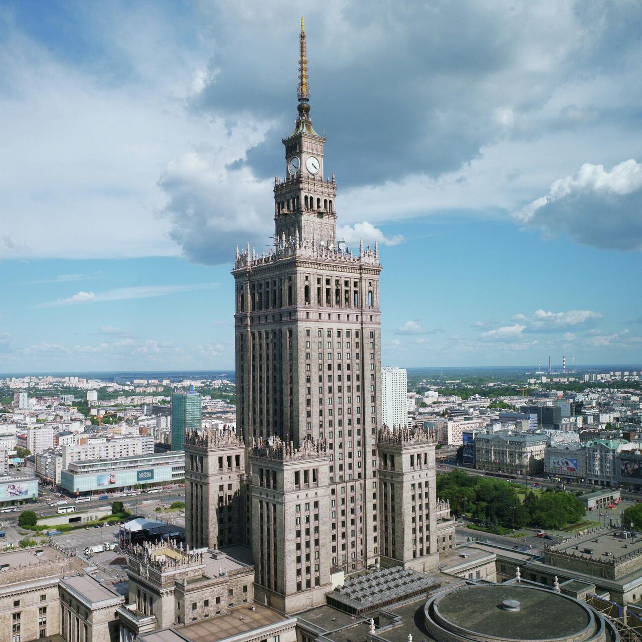 Варшавская Сталинка. Памятник 