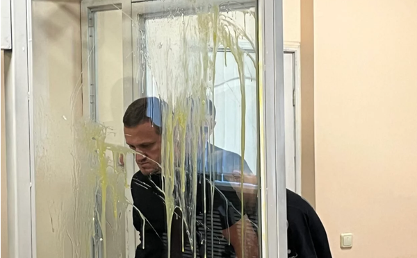 Активисты забрасывают яйцами аквариум с Геннадием Германом