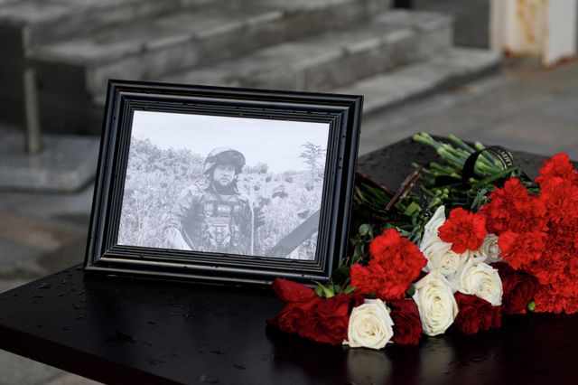 © РИА Новости . Кирилл Зыков / Цветы в память о военкоре Ростиславе Журавлеве Цель №1: Украина продолжает убивать российских журналистов