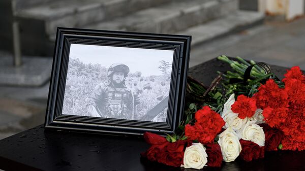 Цветы в память о военкоре Ростиславе Журавлеве