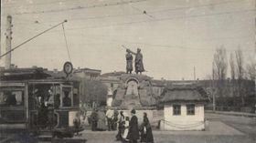 Памятник Кочубею и Искре в Киеве (демонтирован в 1918 году) Памятник Кочубею и Искре в Киеве (демонтирован в 1918 году)