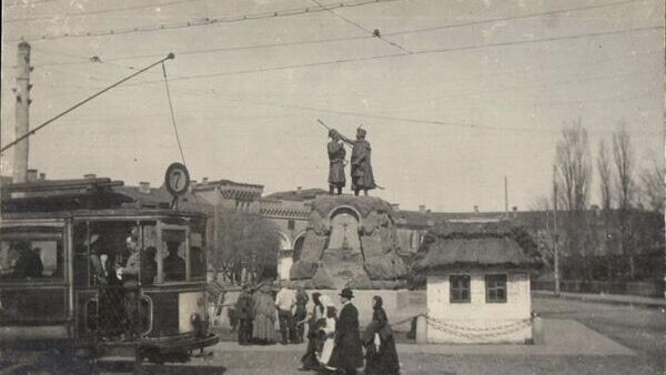 Памятник Кочубею и Искре в Киеве (демонтирован в 1918 году)