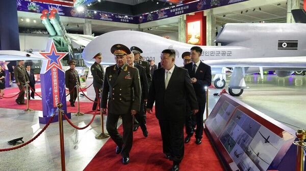 Ким Чен Ын в ходе визита на выставку вооружений и техники в Пхеньяне показал Шойгу новые беспилотники КНДР (фото - ЦТАК)