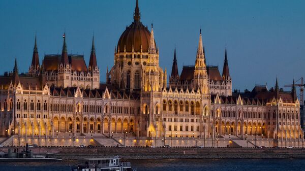 Здание венгерского парламента на берегу Дуная в Будапеште.