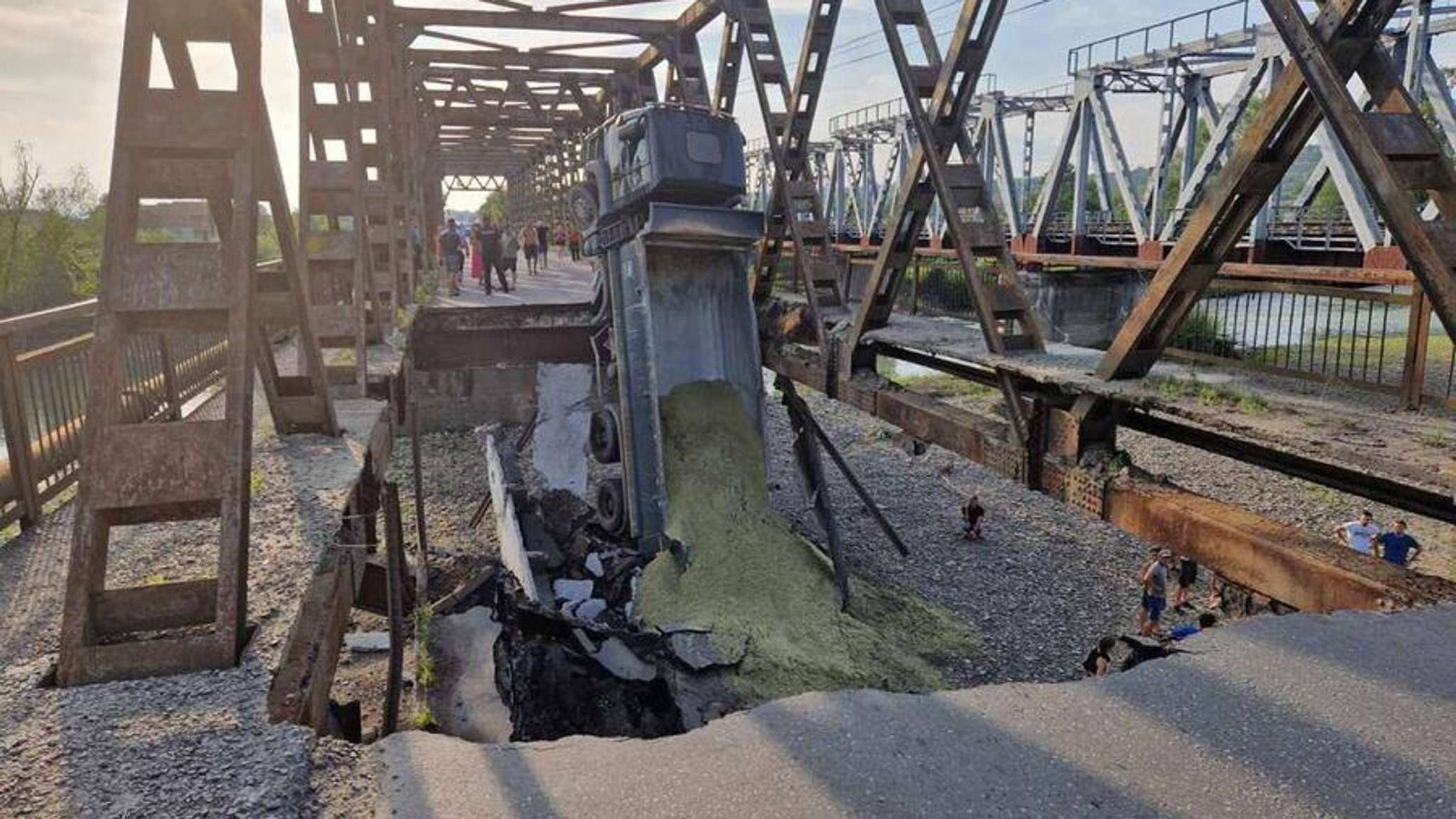 Logistics War: Russia Targets Filling Stations as Ukraine Strikes Plants