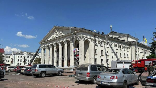 здание театра в Чернигове после удара