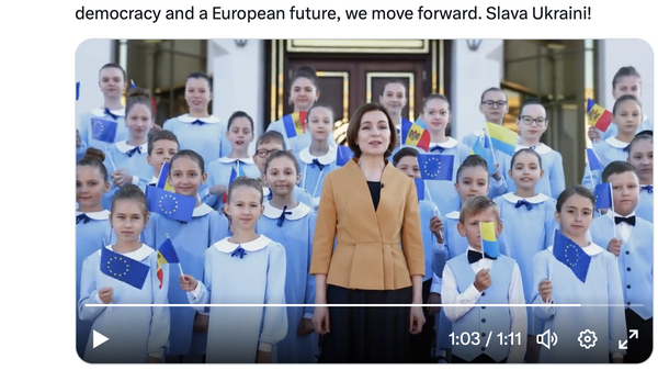 Майя Санду и дети с перевернутыми флагами Украины