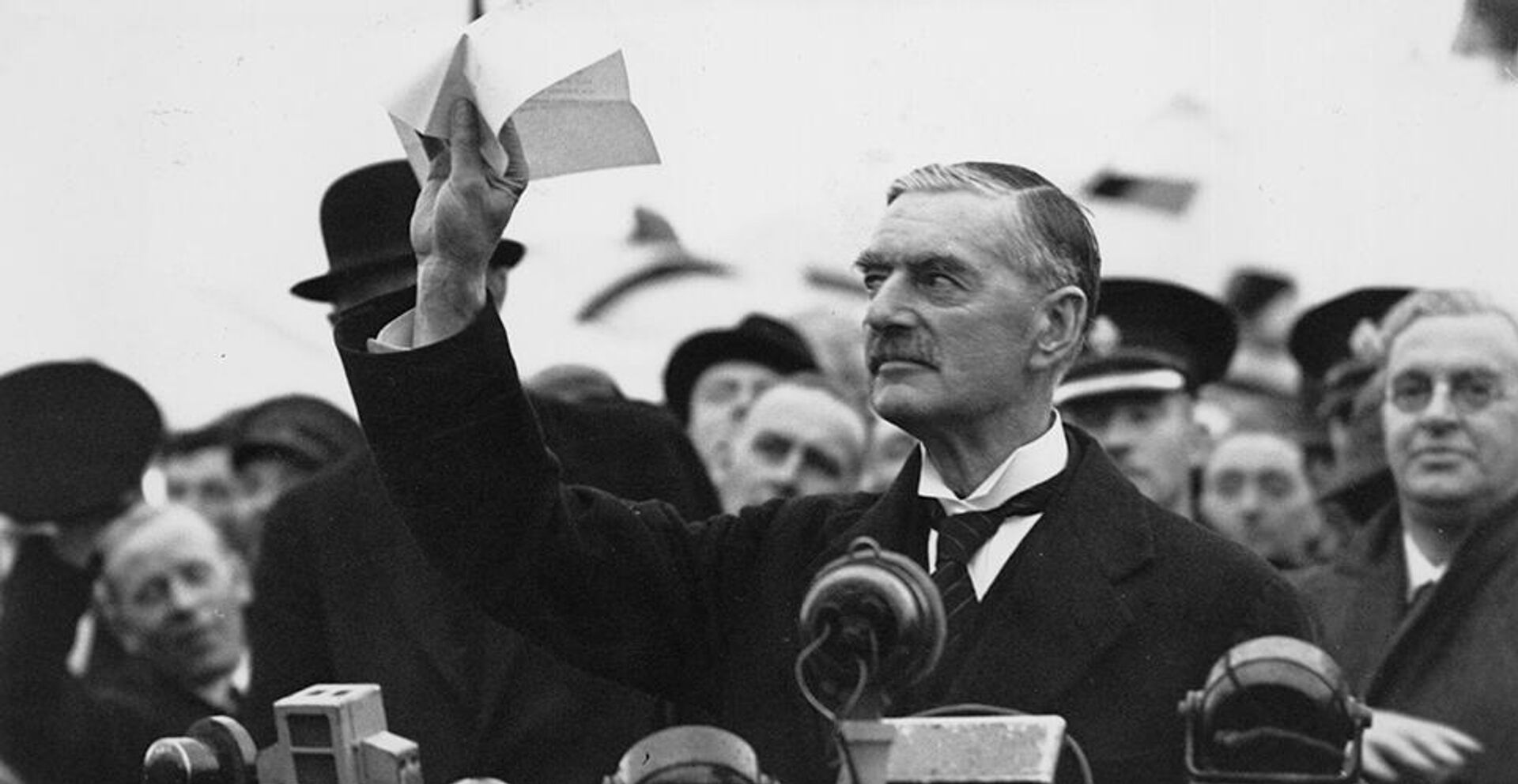 Невилл Чемберлен после заключения Мюнхенского сговора, 1938 год Невилл Чемберлен после заключения Мюнхенского сговора, 1938 год - РИА Новости, 1920, 16.12.2025