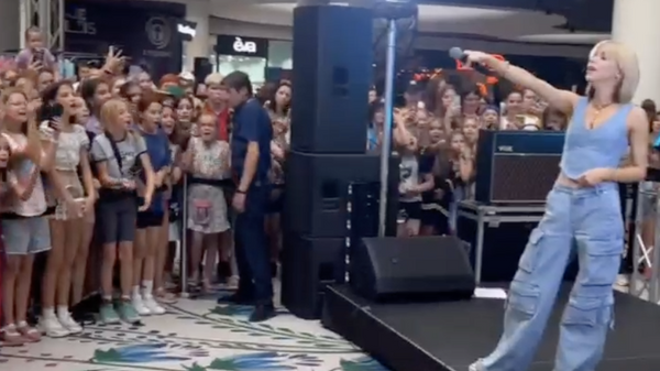 Украинская блогер Маша Кондратенко поет детям песню в ТЦ в Киеве