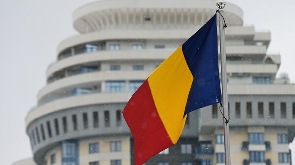 Флаг на здании посольства Румынии на Мосфильмовской улице в Москве.