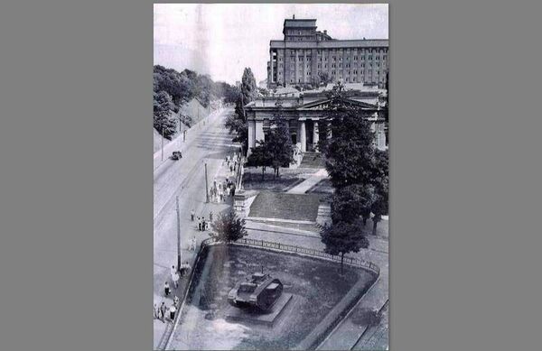 Британский танк Mk. V в Киеве на улице Кирова (Грушевского)