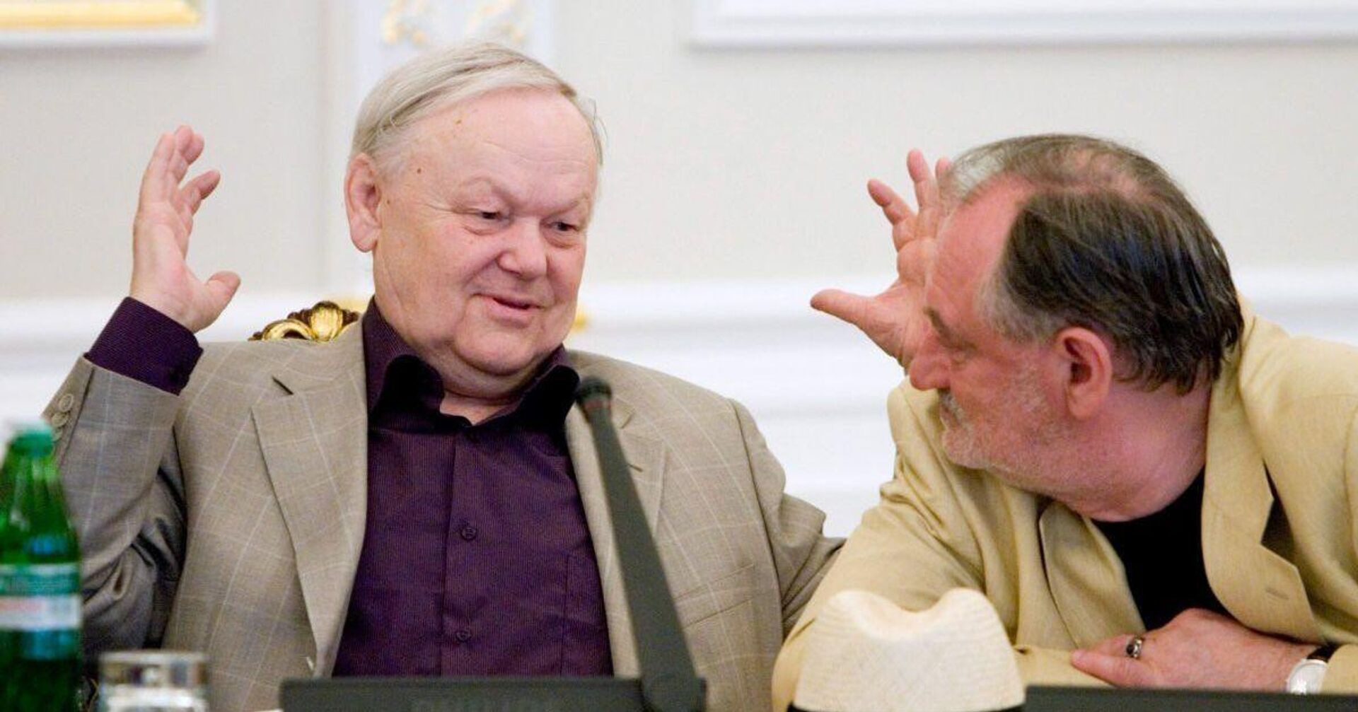 Поэт Борис Олейник и актёр Богдан Ступка  - РИА Новости, 1920, 19.09.2023