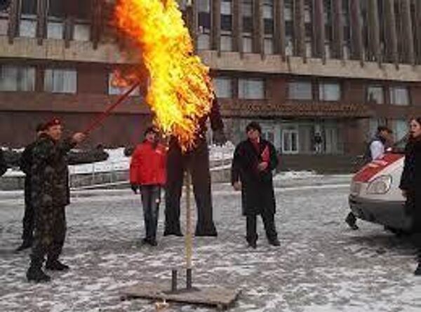 Петровский сжигает чучело Бандеры около Запорожской обладминистрации Петровский сжигает чучело Бандеры около Запорожской обладминистрации
