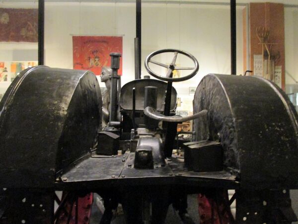 Рабочее место тракториста на СХТЗ-15/30 Рабочее место тракториста на СХТЗ-15/30