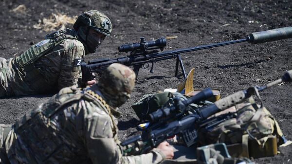 Подготовка снайперской роты на полигоне в Запорожской области
