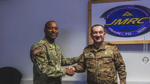 Генерал-лейтенант Эдвард Асрян посетил штаб-квартиру Европейского командования США