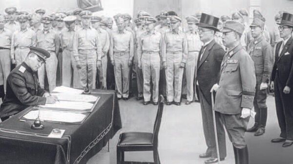 Кузьма Деревянко подписывает акт о капитуляции Японии 2 сентября 1945 года