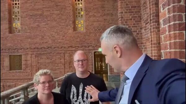 Виталий Кличко погладил украинский трезубец на майке мэра Стокгольма