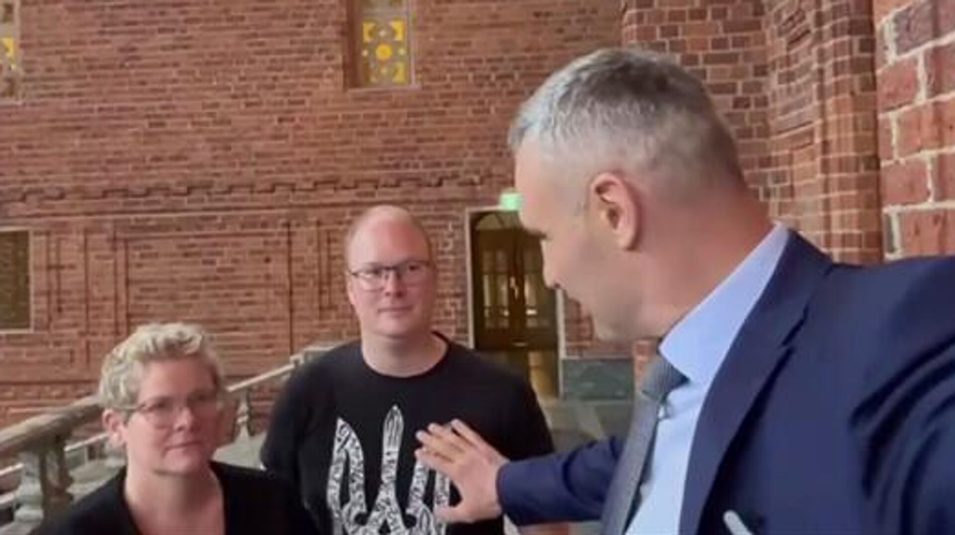 Виталий Кличко погладил украинский трезубец на майке мэра Стокгольма Виталий Кличко погладил украинский трезубец на майке мэра Стокгольма - РИА Новости, 1920, 13.11.2023