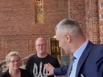 Виталий Кличко погладил украинский трезубец на майке мэра Стокгольма