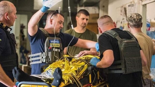 © Facebook* (*деятельность Meta по реализации Facebook запрещена в России как экстремистская) / пресс-служба 10 огшбр, Генеральний штаб ЗСУ / транспортировка раненного Чугуев хотят превратить в новую Бучу. Как Украина умеет срывать переговоры