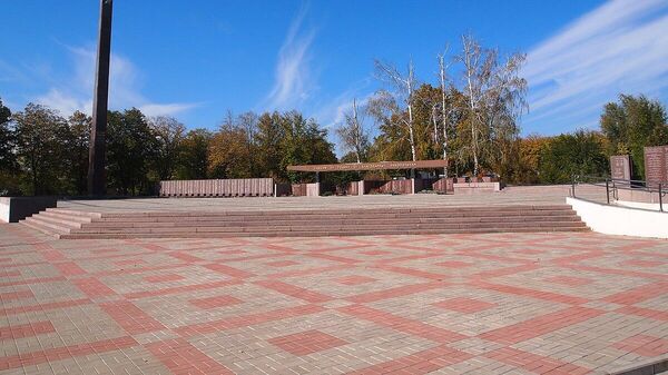 В Днепропетровской области демонтируют коммунистическую символику с мемориала